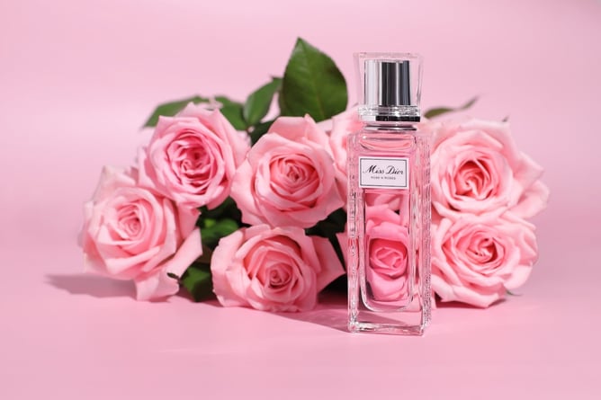 12 • Miss Dior, célèbre parfum à l’odeur délicate de pétale de rose • © Adobe Stock_847300312