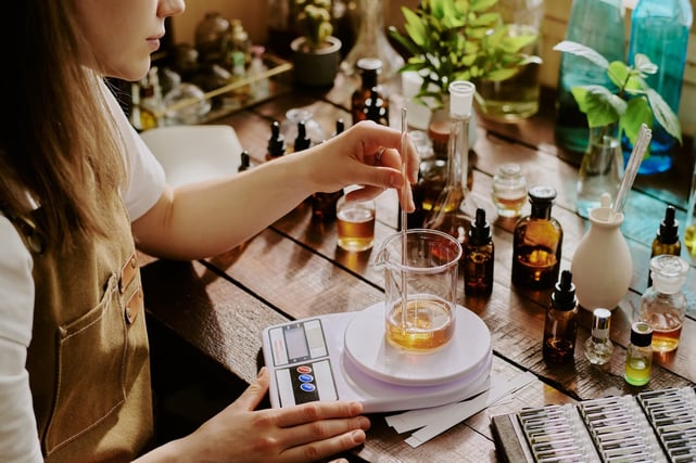 14 • Préparation d’une fragrance en laboratoire • © Adobe Stock_862981977