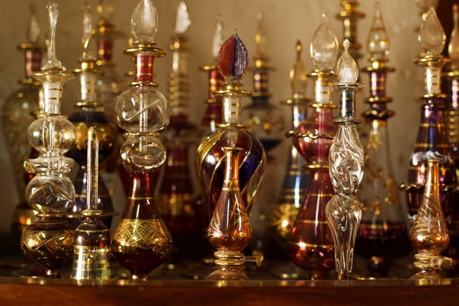 15 • Anciens alambics et flacons de parfums • © Adobe Stock_301084209