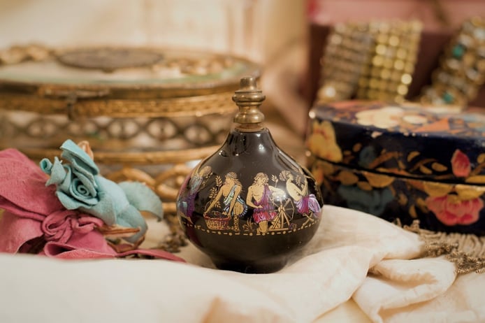 16 • Le flacon, contenant mystérieux qui protège une précieuse fragrance • © Adobe Stock_382421936