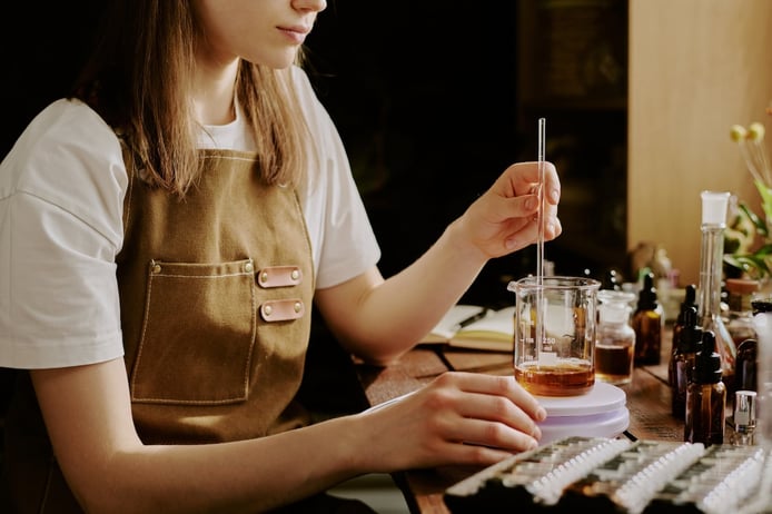 21 • Dans l’atelier du parfumeur • © Adobe Stock_862982510