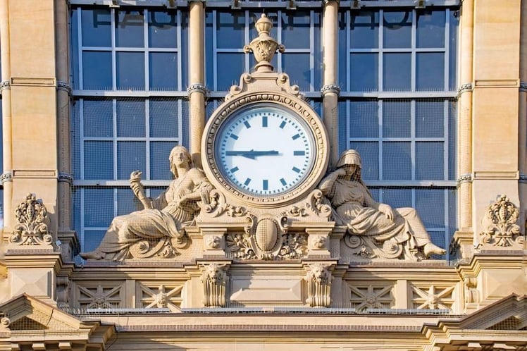Une image contenant horloge, bâtiment, plein air, Horloge murale__Le contenu généré par l’IA peut être incorrect_