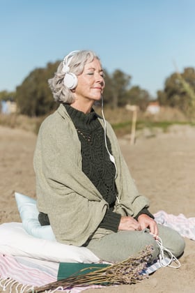plein-coup-femme-meditant-a-l-exterieur plein-coup-femme-meditant-a-l-exterieur