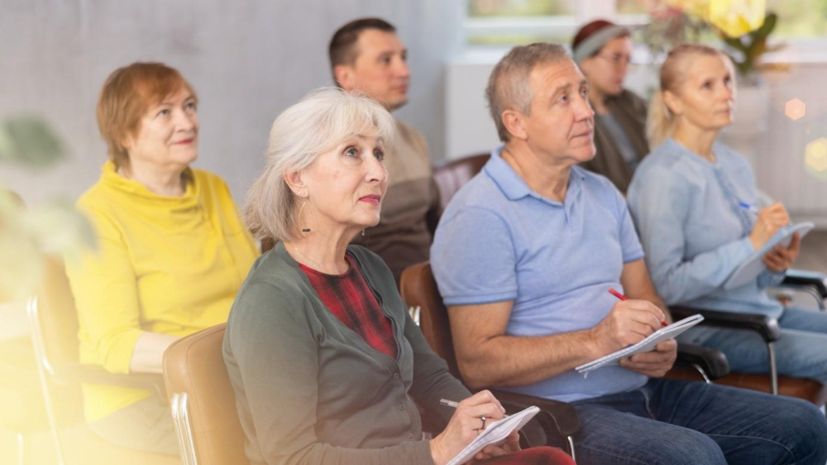 Une image contenant habits, personne, Visage humain, personnes Le contenu généré par l’IA peut être incorrect