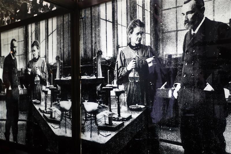 Les époux Curie au travail 